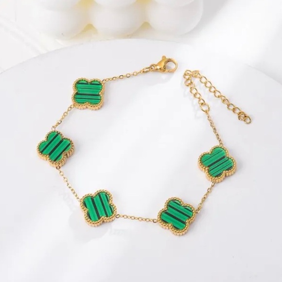Elegant Gold and Green Clover Bracelet - Picture 4 of 4
